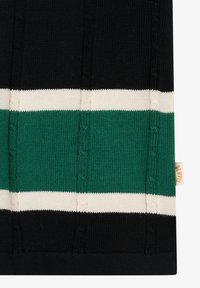 Dzianina z szerokimi, poziomymi paskami w kolorach czarnym, białym i zielonym, z wzorem warkocza oraz małą beżową metką po prawej stronie.