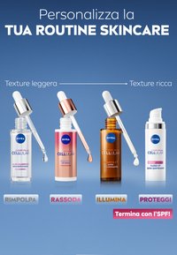 Quattro sieri per la cura della pelle in bottiglie di vetro con contagocce: trasparente, rosa, ambra e bianco; le etichette indicano le funzioni: volumizzare, rassodare, illuminare, proteggere.