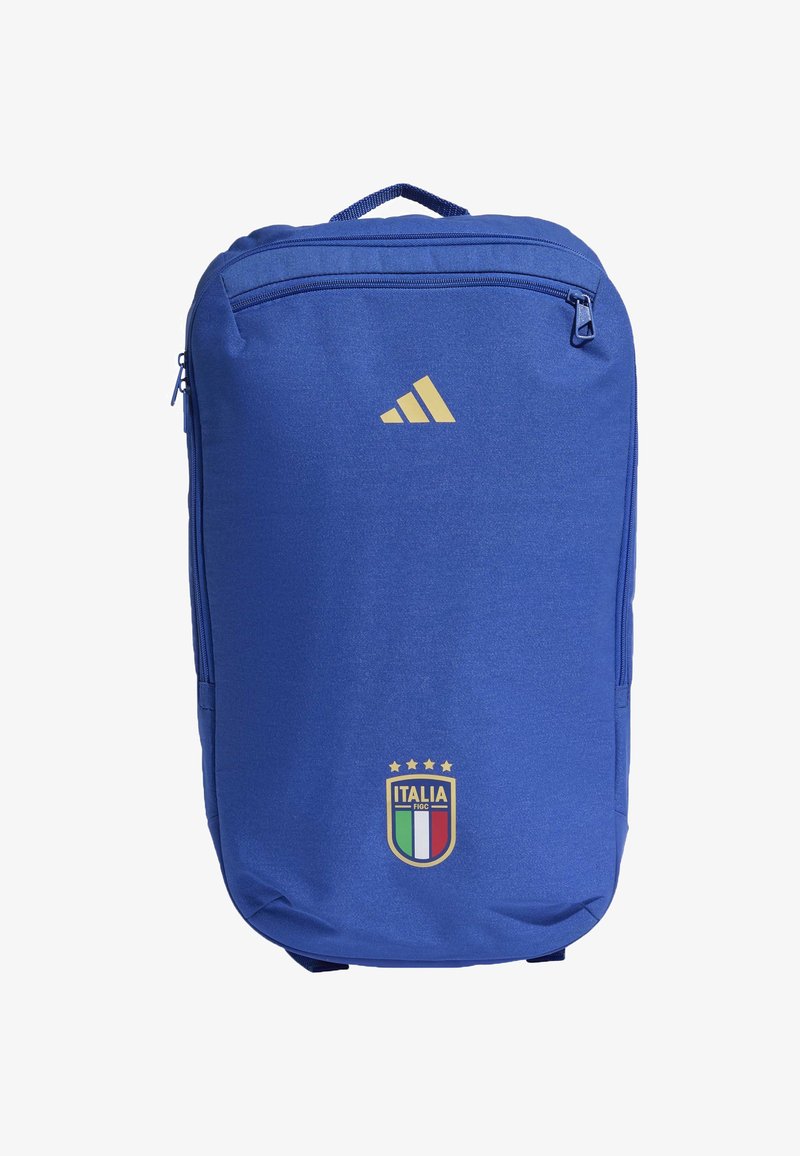 Modrý batoh s logom Adidas a erbom talianskej futbalovej reprezentácie so štyrmi hviezdami a farbami talianskej vlajky.