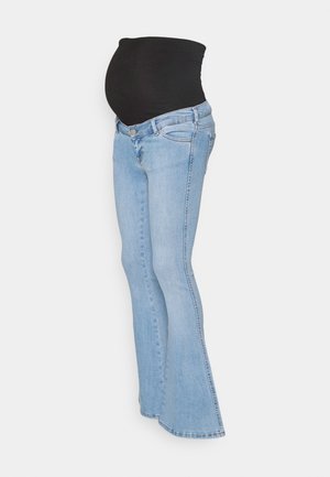 Jeans de maternidade com um painel abdominal elástico preto, pernas de ganga azul claro em forma de sino, cinco bolsos e detalhes de costura em contraste.