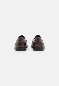 COACH JOLENE EMBOSSED CROC LOAFER - Loaferit/pistokkaat - maple