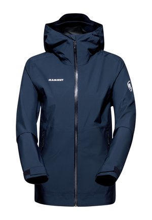 Giacca impermeabile blu navy con zip frontale a tutta lunghezza, cappuccio regolabile e polsini elasticizzati. Presenta un logo sul petto e tasche laterali.