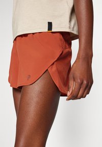 Peak Performance TRAIL LIGHT SHORTS - Športne kratke hlače - spiced/desert blow