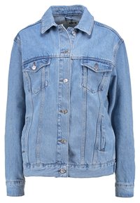 Chaqueta vaquera azul claro con cuello clásico, dos bolsillos en el pecho, cierre frontal de botones y detalles sutiles de desgaste.