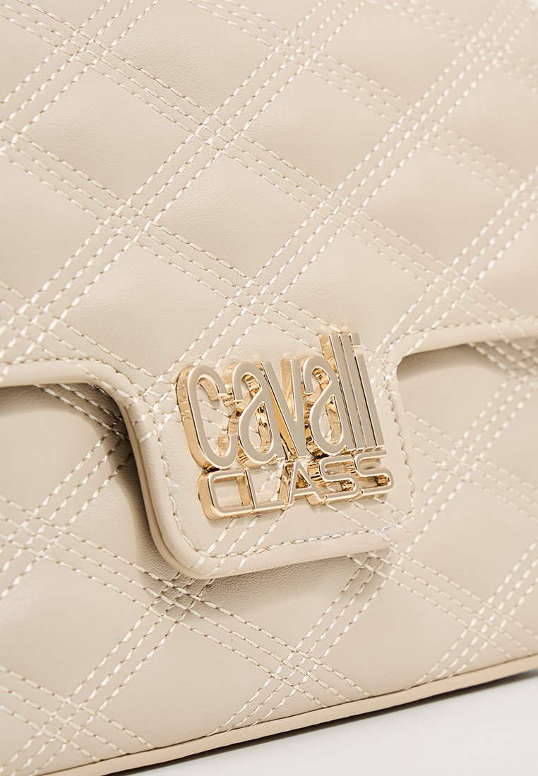Borsa a tracolla beige trapuntata con finitura lucida, caratterizzata da cuciture bianche a contrasto e un accento con logo dorato "Cavalli Class".