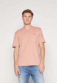 HUGO DERO - Pamata T-krekls - light/pastel red