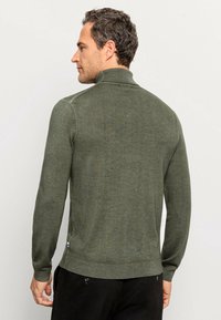 Grün, langärmliger Poloshirt-Pullover mit hohem Kragen und strukturiertem Strick. Verfügt über ein kleines seitliches Logo-Tag sowie gerippte Bündchen und Saum.