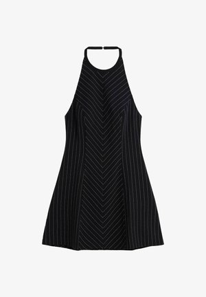 Zwarte halterjurk met verticale en chevron witte krijtstrepen, uitlopende rok en sluiting aan de achterkant.