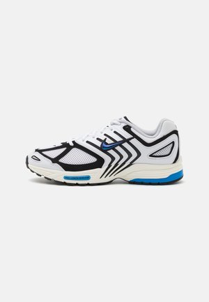 Baskets de sport avec une tige en maille blanche, des accents noirs, des détails bleus et une semelle texturée. Présente un design rayé et un branding marqué.