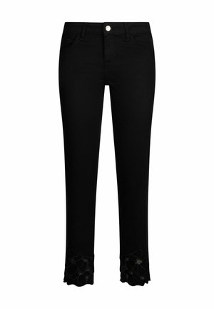 Schwarze Slim-Fit-Hose mit Knopfverschluss, Fronttaschen und floralen Spitzen-Ausschnittdetails am Knöchelabschluss.
