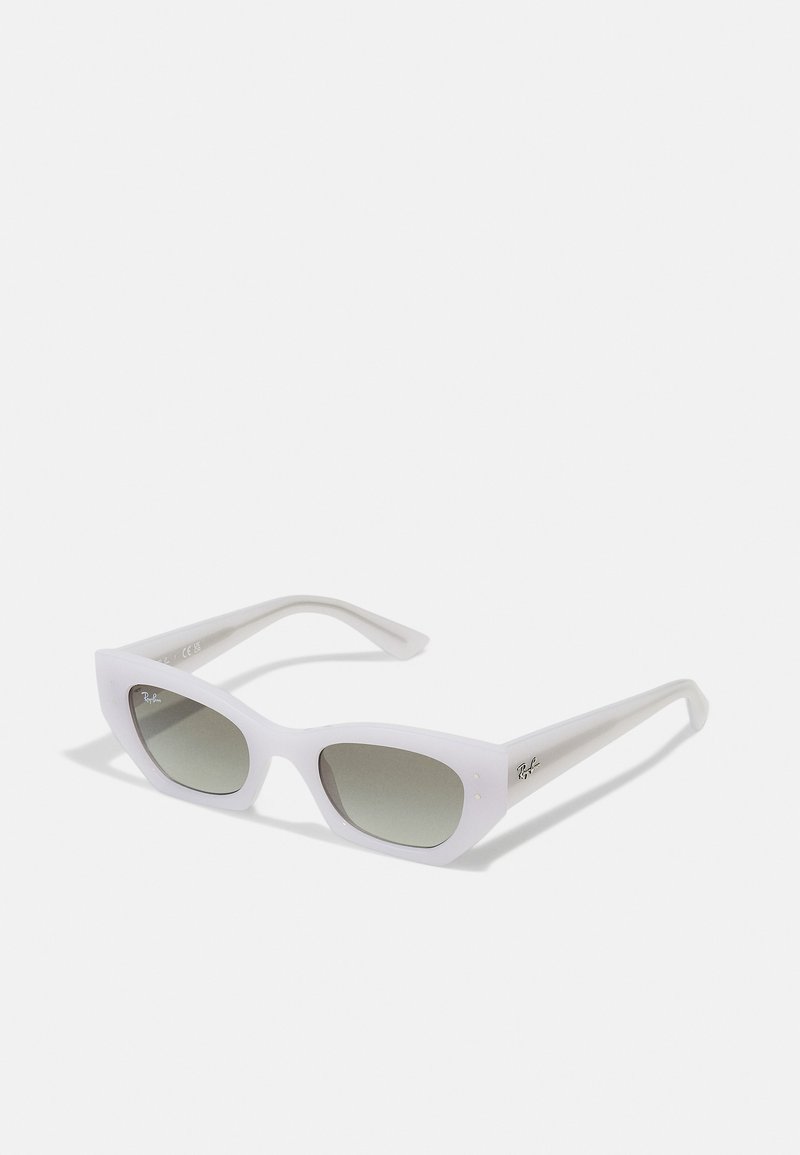 Ochelari de soare alba, mata, cu o formă geometrică, supradimensionată în stil cat-eye. Prezintă ochelari cu lentile degradate verzi și accente cu logo argintiu pe tăiile lentilelor.