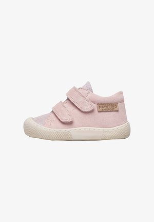 Zapatos infantiles de ante rosa con dos correas de velcro, punta redondeada y suela de goma texturizada. Presentan una etiqueta "Naturino Barefoot".