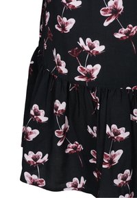 Svart tyg med samlad söm dekorerad med mörkröd och vit blommönster som har små, delikata blommor med stjälkar.