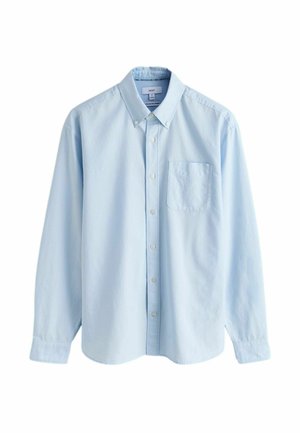 Lyseblå langærmet skjorte med knapper, knappet krave og brystlomme, vist på en hvid baggrund.