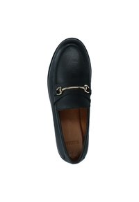 Zwarte leren instapper met een gestructureerde afwerking, voorzien van een goudkleurige kettingaccent over de bovenkant. Glad binnenvoering en een ronde neusvorm.