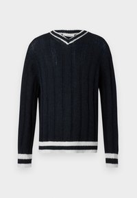 Pull en tricot bleu marine avec des côtes verticales, en col en V, et des bords rayés blancs au col, aux poignets et à l'ourlet.