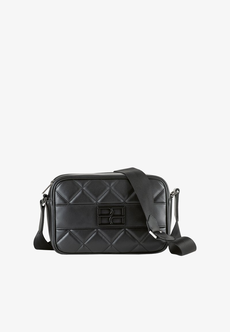 Czarna pikowana skórzana torba w kształcie prostokąta, z akcentem w postaci logo, regulowanym paskiem i gładką fakturą. Widoczne srebrne okucia.