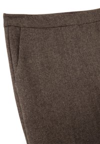 Pantalons en laine marron avec une finition texturée, présentant des plis sur le devant et une taille plate. Aucun matériel ou accent visible.