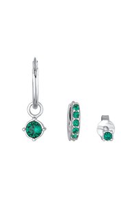 Tre silverörhängen med gröna ädelstenar: en rund hängande pendel, en hoopedesign med fem stenar och en enkel stud med en grön ädelsten.