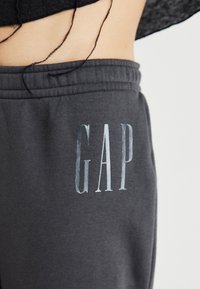 GAP LOGO PANT - Treningo apatinė dalis - cast iron