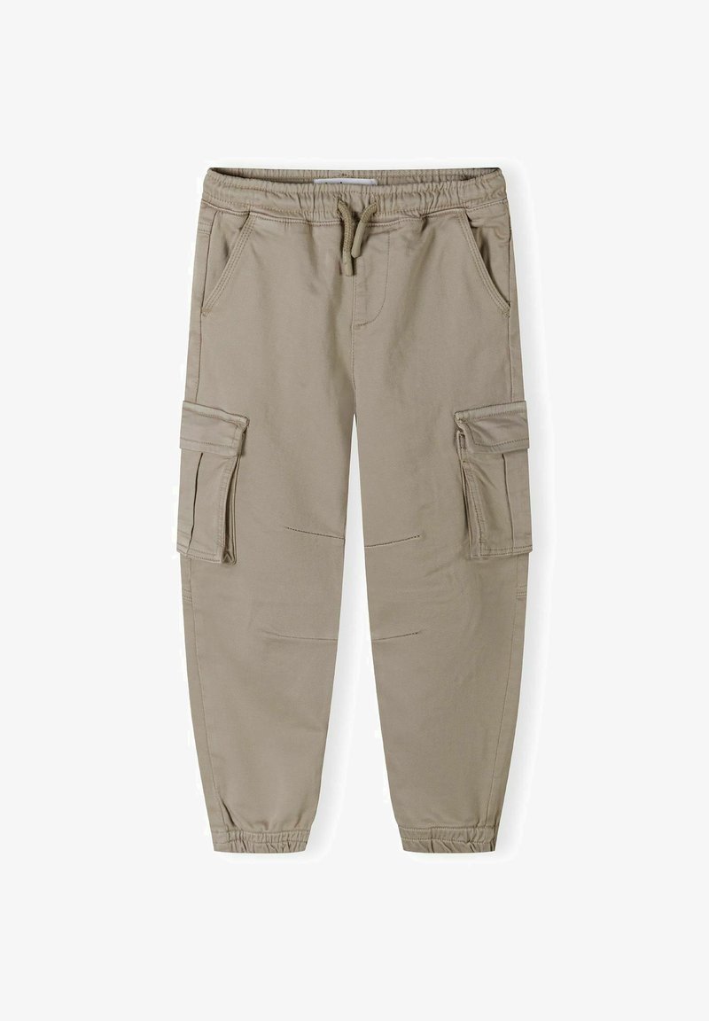 Beige cargobroek met een elastische tailleband en trekkoord, voorzien van twee voorkruipzakken en twee zijvakken, gemaakt van duurzaam materiaal.