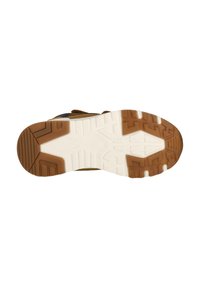 Sneaker sål med en mønstret gummioverflade, der har en beige og hvid farveskema. Designet inkluderer riller for greb og stabilitet.