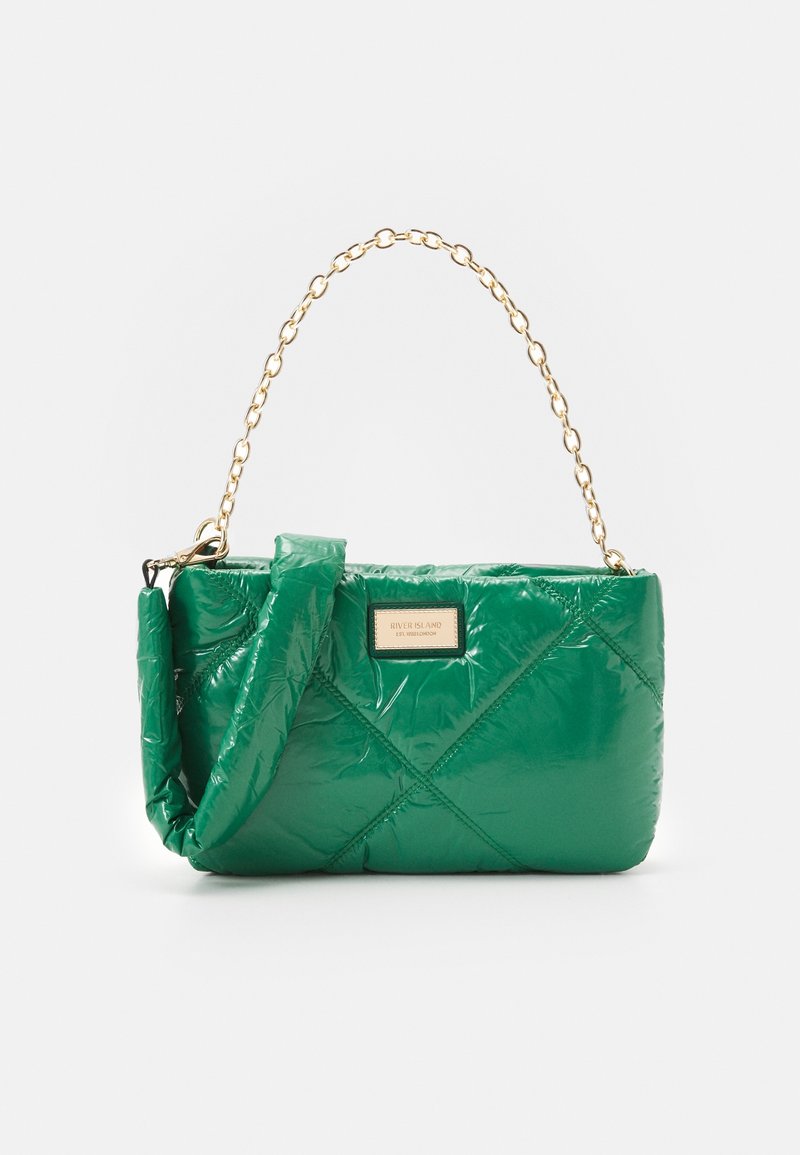 Sac à main matelassé vert avec poignée chaîne dorée et bandoulière en tissu rembourré, avec une petite étiquette de marque rectangulaire à l'avant.