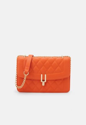 Borsa arancione trapuntata con tracolla a catena dorata e chiusura a scatto. Presenta una texture liscia e una forma rettangolare con motivo a diamante.