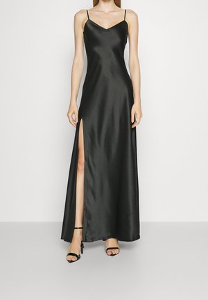 Zwarte satijnen maxi-jurk met een V-hals, dunne bandjes en een hoge zijsplit, met een gladde textuur en een vloeiende pasvorm.