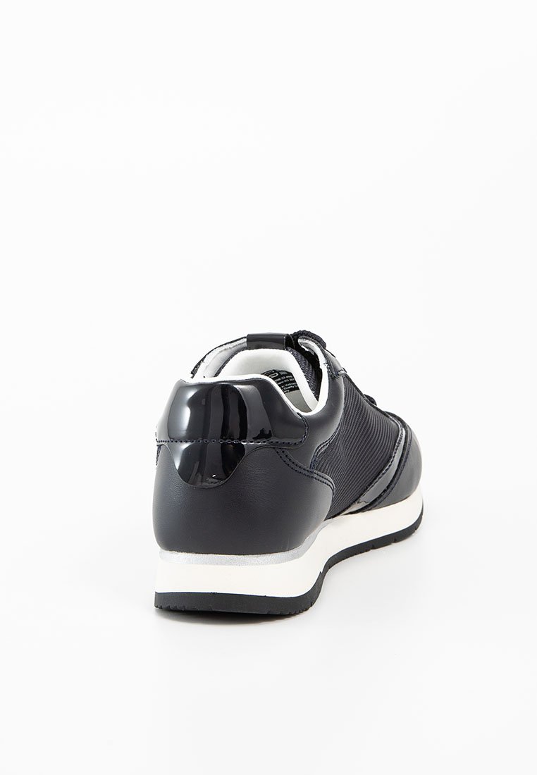 Schwarze Sneaker mit einer glatten, glänzenden Rückseite, strukturierten Seiten und weißer Sohle. Verfügt über kontrastierende Materialien und einen gepolsterten Schaft für Komfort.