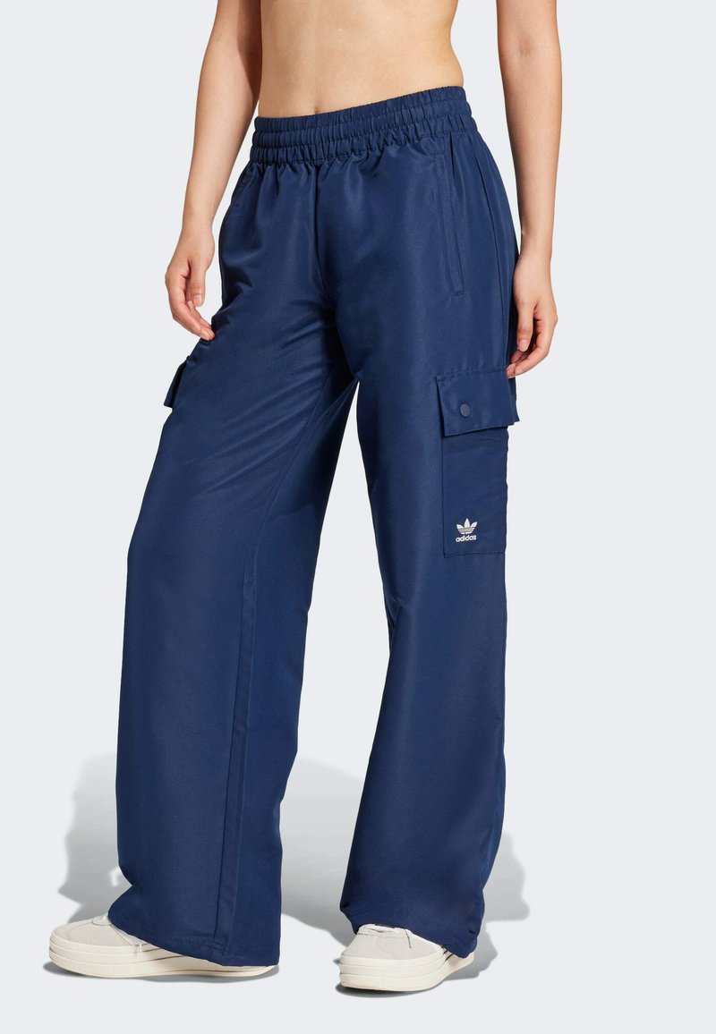 Navy blue cargo pants with a wide-leg design, elastic waistband, and side pockets. Features a small white logo on the lower leg.