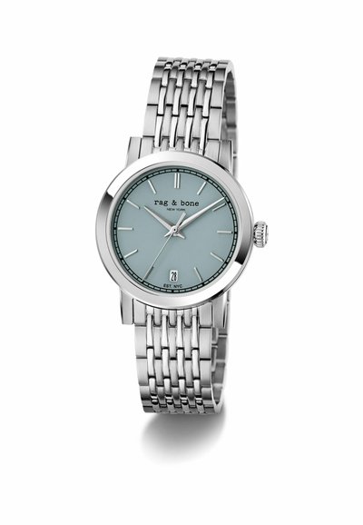 Strieborné kovové náramkové hodinky so svetlomodrým ciferníkom, minimalistickými hodinovými značkami, tromi rúčkami, dátumovým okienkom na pozícii 6 a kovovým prepojeným remienkom.