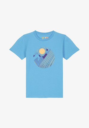 Hellblaues Kinder-T-Shirt mit kurzen Ärmeln und einem kreisförmigen Motiv abstrakter Berge, einer gelben Sonne und gestreiften Mustern in Blau und Lila.