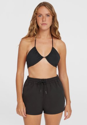 Zwarte bikini top met driehoekige cups, geplooid ontwerp en dunne bandjes; gecombineerd met zwarte shorts met elastische tailleband en een trekkoord.