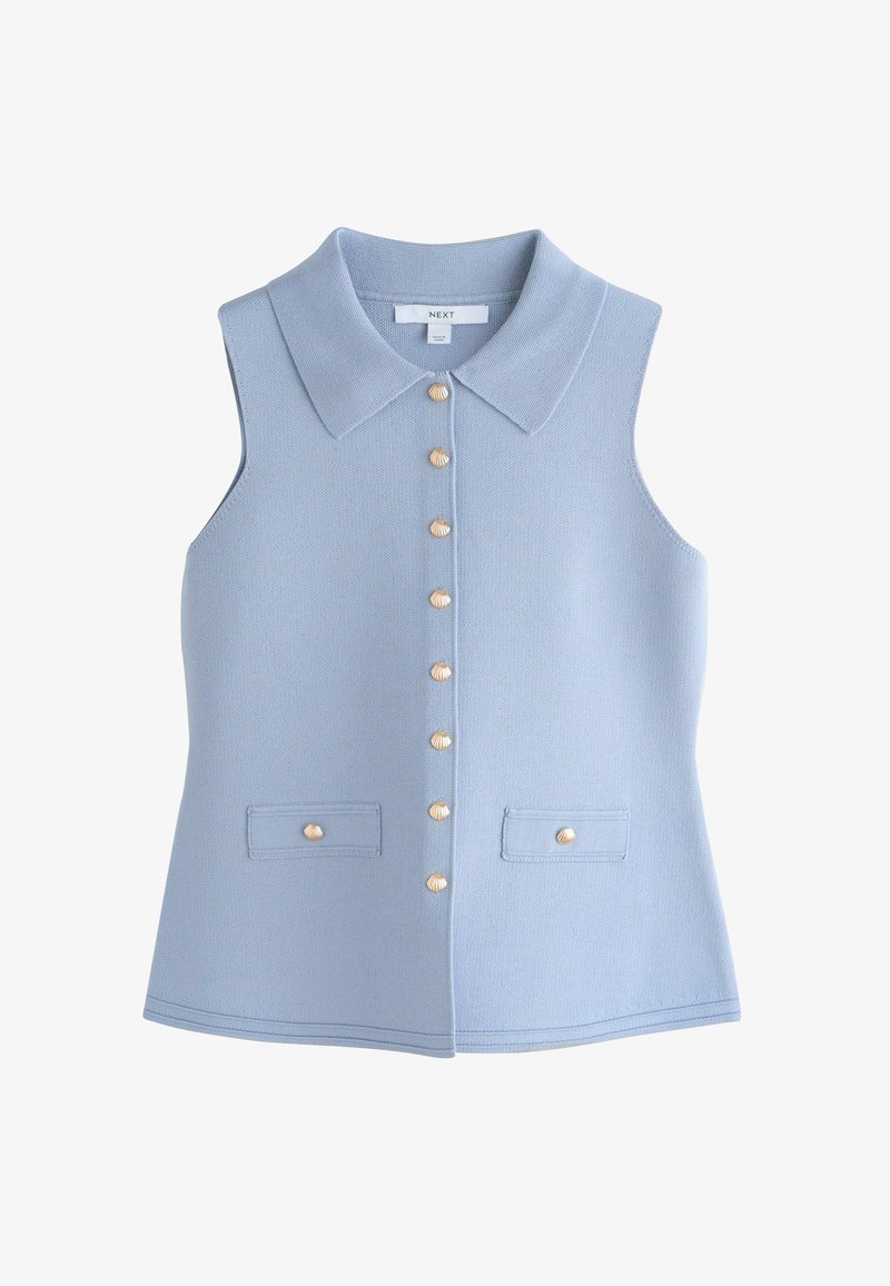 Haut sans manches en maille bleu clair avec col pointed, boutons avant en forme de coquillage et deux petites poches avant avec fermetures boutonnées assorties.
