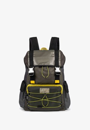 Plecak z szarym materiałem, kontrastującymi żółtymi akcentami, wyściełanymi paskami, przednią kieszenią z elastycznym sznurkiem i teksturowanymi powierzchniami.