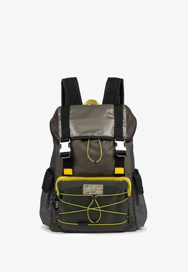 Batoh s telom zo šedej tkaniny, kontrastnými žltými akcentmi, polstrovanými popruhmi, prednou kapsou s bungee šnúrkou a textúrovanými povrchmi.