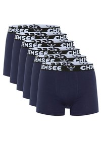 Sechs Paar dunkelblaue Boxershorts mit schwarzem und weißem "CHIENSEE" Logo-Bund. Glatte Stoffqualität, enganliegendes Design, Oberschenkel-lange.