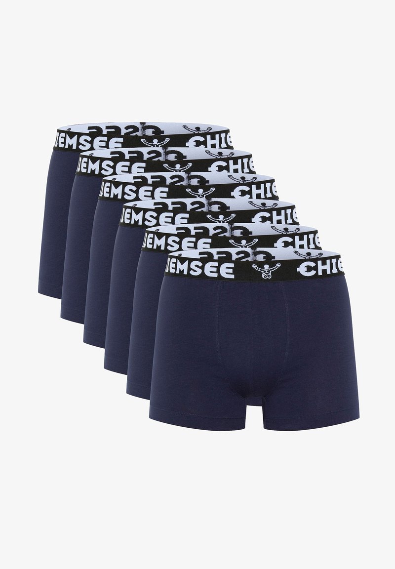 Sechs Paar dunkelblaue Boxershorts mit schwarzem und weißem "CHIENSEE" Logo-Bund. Glatte Stoffqualität, enganliegendes Design, Oberschenkel-lange.
