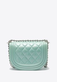 Borsa a tracolla mint green trapuntata con catena argentata e bordi arrotondati, caratterizzata da un design elegante e una texture alla moda.