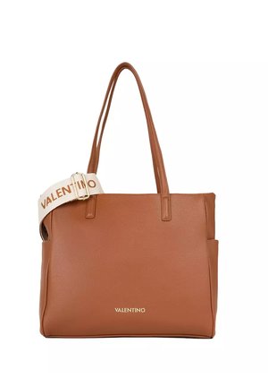 Borsa tote in pelle marrone con doppi manici, tasche laterali e tracolla bianca staccabile con marchio "VALENTINO" in lettere dorate.
