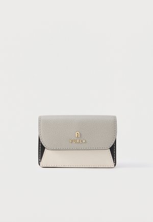 Lille håndtaske med et tre-farvet design i grå, creme og sort, med et gyldent Furla-logo på frontklappen.