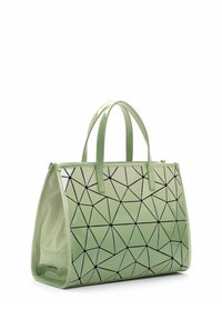 Borsa a tote con pattern geometrico verde e finitura lucida, caratterizzata da accenti triangolari neri e manici coordinati. Forma rettangolare con un design strutturato.