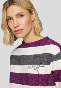 Gestreifter Pullover mit breiten horizontalen Bahnen in Dunkelgrau, Weiß und Lila, mit einer strukturierten Oberfläche und glitzernden Akzenten in Schwarz.