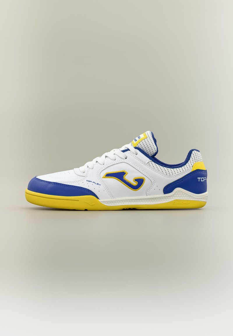 Λευκό αθλητικό παπούτσι με μπλε και κίτρινες λεπτομέρειες, κίτρινη σόλα και μπλε λογότυπο στο πλάι, σχεδιασμένο για εσωτερικές δραστηριότητες.