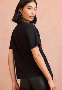 Love & Roses PETITE FIT - EMBELLISHED - Tričko s potlačou - black