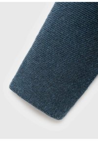 Temno modra pletenina z mehkimi teksturami, ki prikazuje gladek, zožen konec rokava in enakomerno šivano površino.