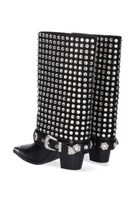 Botas negras hasta la rodilla con un patrón de tachuelas, rhinestones plateados, punta afilada, tacón grueso y detalles decorativos de hebilla.