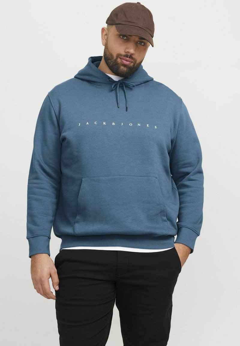 Blauwe hoodie met een voorvak in kangoeroestijl en witte merktekst, gemaakt van zachte stof met ribbelboorden en -zoom.