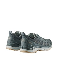 Scarpe sportive grigie con tomaia in rete e dettagli in suede, dotate di una suola flessibile e battistrada testurizzato. Design a taglio basso con linguetta posteriore.